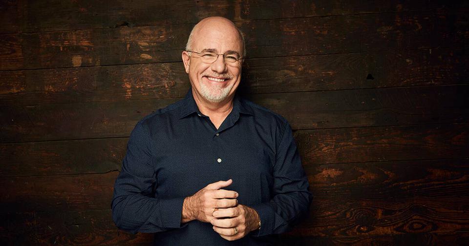 Een portret van een lachende Dave Ramsey