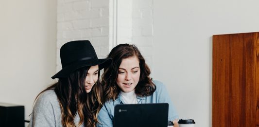 Twee vrouwen achter een laptop, wellicht kijken ze wat hun studieschuld is