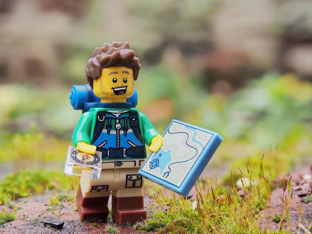Een LEGO-figuurtje met een landkaart, oftewel: rijk worden na het aflossen van je studieschuld kan nog prima als je weet wat je moet doen
