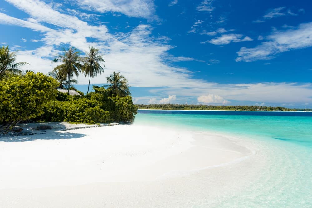 Een eiland met een wit strand en een blauwgroene zee, waar je naar toe zou kunnen gaan na het winnen van de loterij (je kunt ook je studieschuld afbetalen of, beter nog, helemaal geen lot kopen)