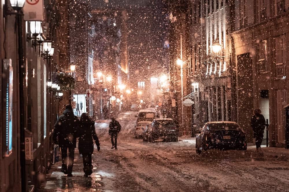 Een straat met huizen, in het donker en het sneeuwt. Wat als je meerdere schulden hebt? De sneeuwbalmethode werkt het best