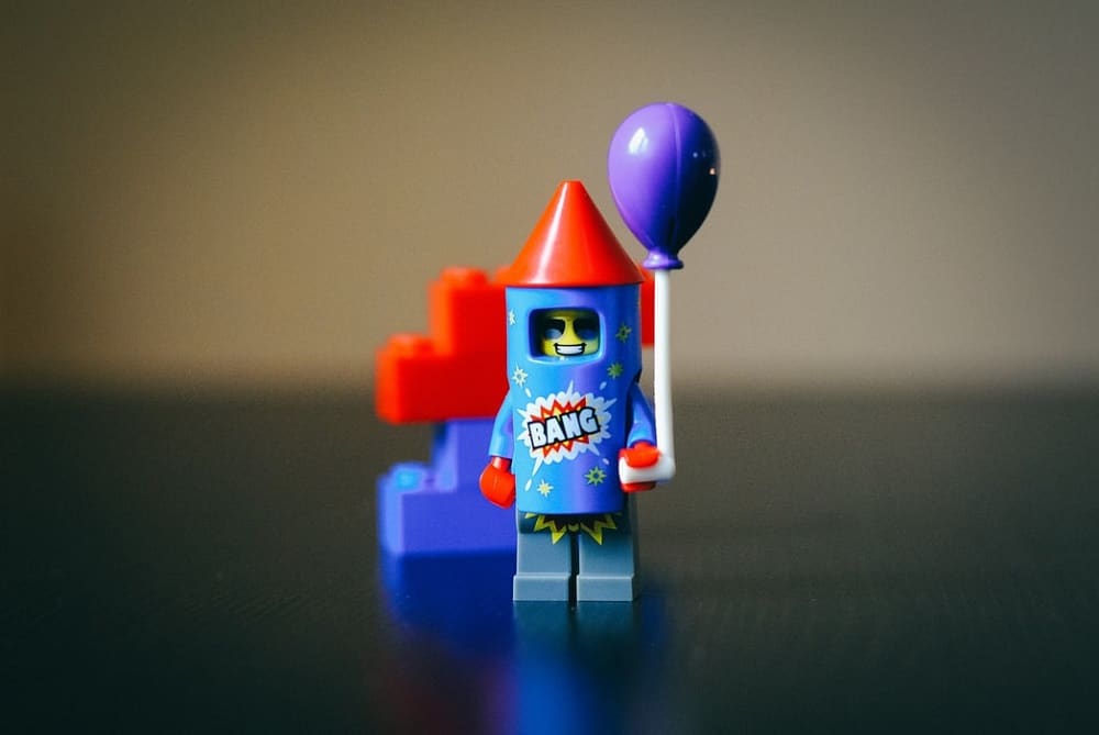 Een LEGO-figuurtje dat in zijn uppie feest viert: alleen thuis zijn is heerlijk als je een introvert bent