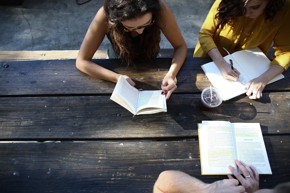 Drie jongen zitten buiten te studeren (studenten lenen steeds meer geldt, meldt het CBS)