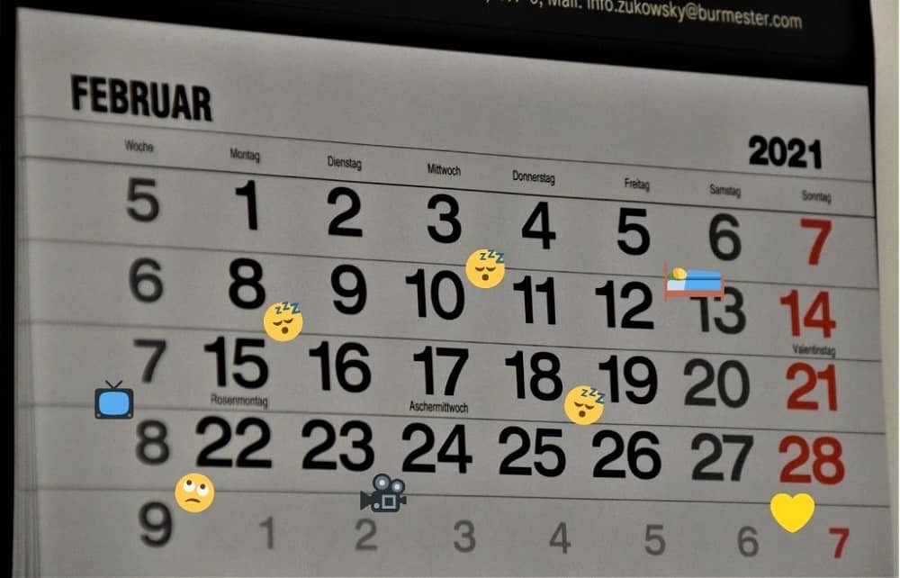 Een planner met een maandoverzicht van februari 2021, met slapende emoji's (mijn weekschema mislukte nogal)