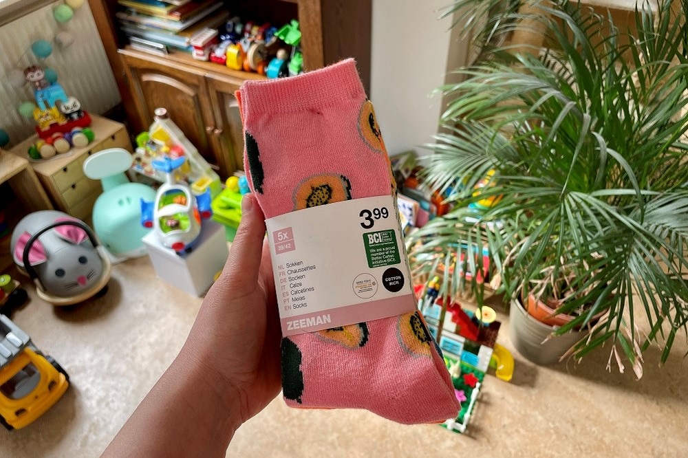Roze sokken met avocado's erop van de Zeeman die verantwoord zijn gemaakt (zo zie je maar, duurzame kleding kan best betaalbaar zijn)