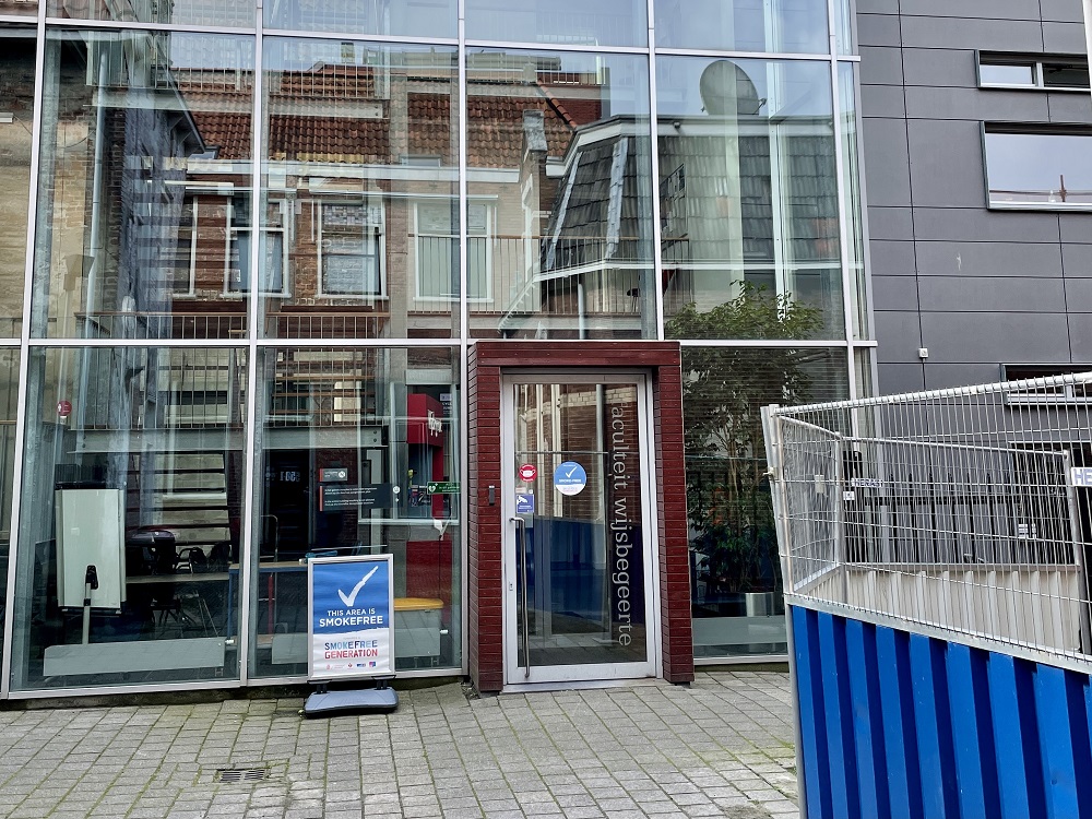 Het moderne pand met veel glas van de faculteit wijsbegeerte van de Rijksuniversiteit Groningen
