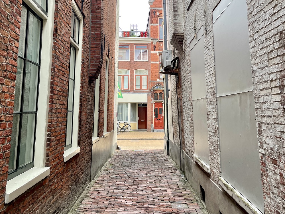 Het eerste steegje gefotografeerd op de terugweg, aan het einde een glimp van de Oude Boteringestraat in Groningen