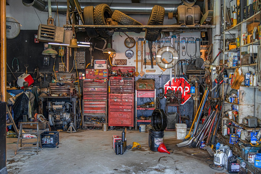 Een rommelige garage met heel veel gereedschap (verwacht tegenslagen en omarm rommeligheid, dan gaat het aflossen beter)