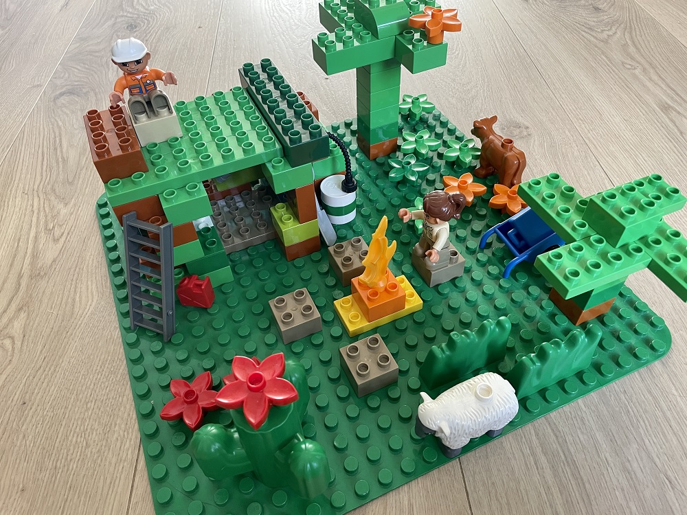 Het boshuisje dat ik maakte van DUPLO (kleine stappen, een echt huis in het bos zit er nog niet in)