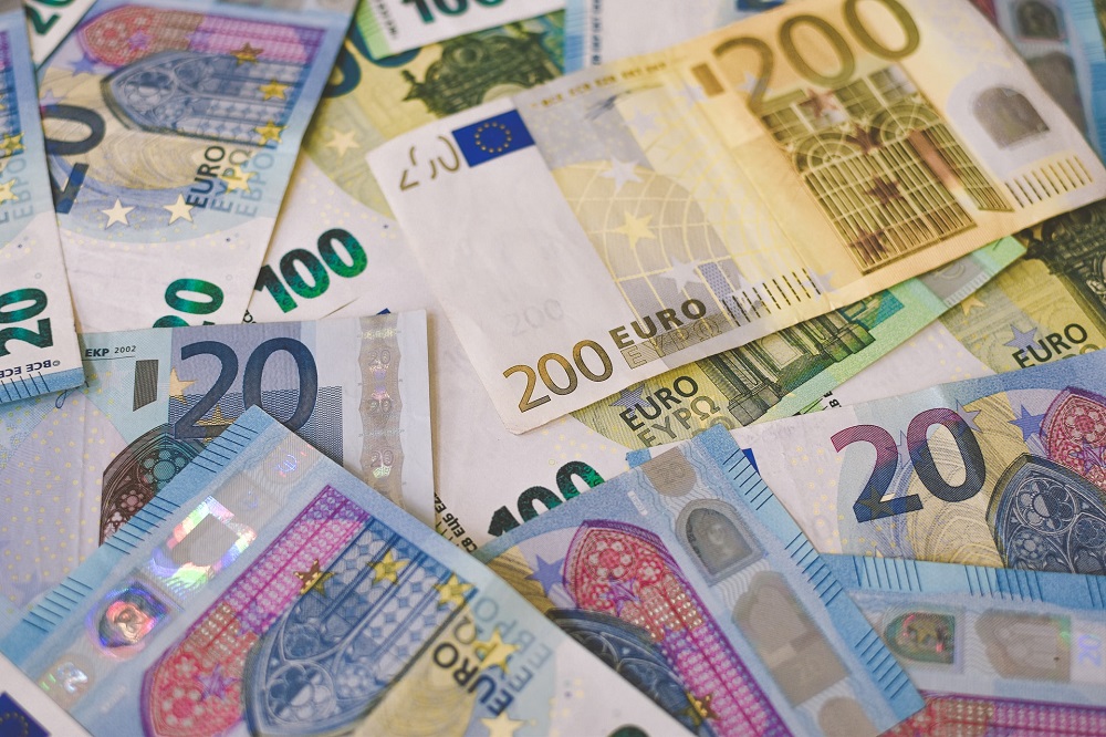 Een stapel eurobiljetten (de totale Nederlandse studieschuld is in 2021 gegroeid tot 24,4 miljard euro, aldus het CBS)