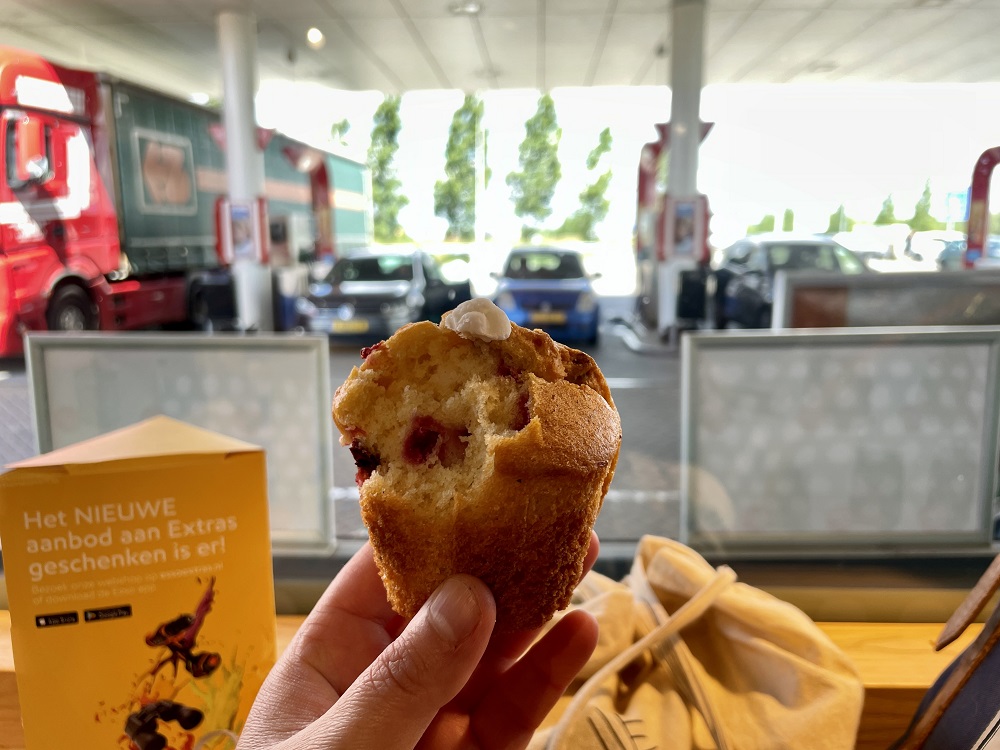 Een muffin bij een tankstation (dat is een van de dingen die ik niet meer koop)