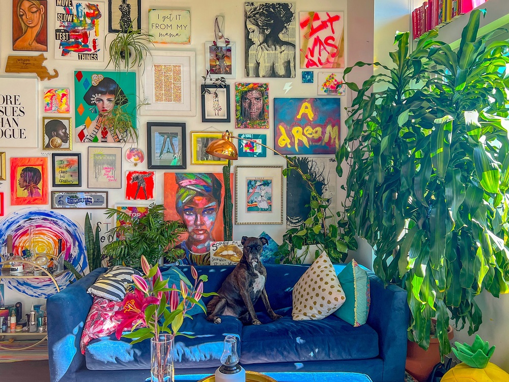 Een maximalistische woonkamer met superveel kleur (want dit verhaal gaat over minimalisme)