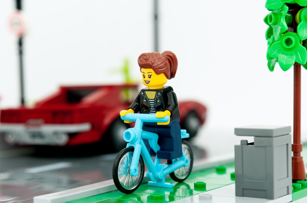 Een LEGO-figuurtje dat lijkt op Maaike fietst weg (ze gaat stoppen met bloggen)
